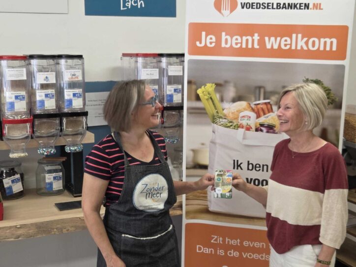 Bekijk afbeelding van  op Klanten Zonder Meer kopen boodschappen voor een ander van Zonder Meer