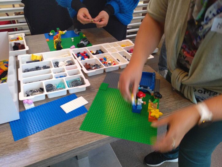 Bekijk afbeelding van op Lego Serious Play workshop - Zin in Ondernemen, van dromen naar daden van Zonder Meer